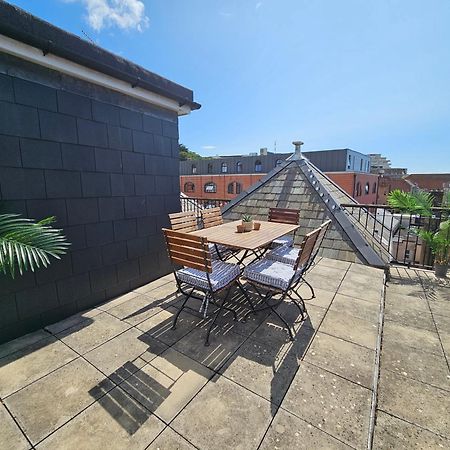 Cityscape Haven: 1 Bedroom Apartment With Terrace And City View 본머스 외부 사진