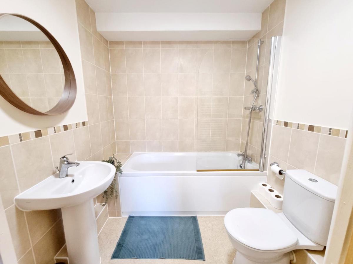 Cityscape Haven: 1 Bedroom Apartment With Terrace And City View 본머스 외부 사진