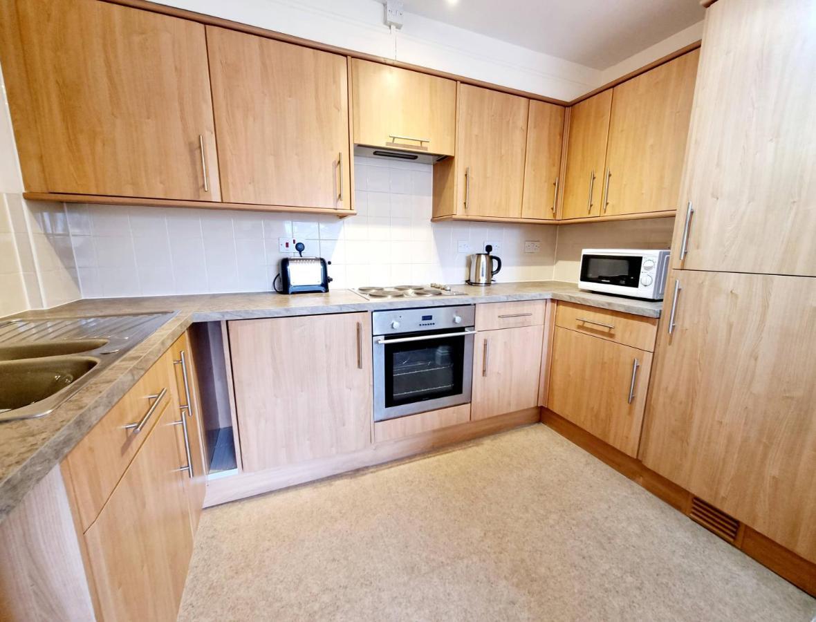 Cityscape Haven: 1 Bedroom Apartment With Terrace And City View 본머스 외부 사진