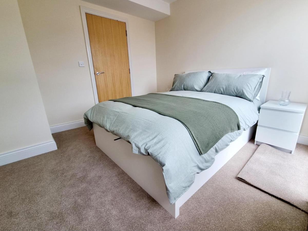 Cityscape Haven: 1 Bedroom Apartment With Terrace And City View 본머스 외부 사진