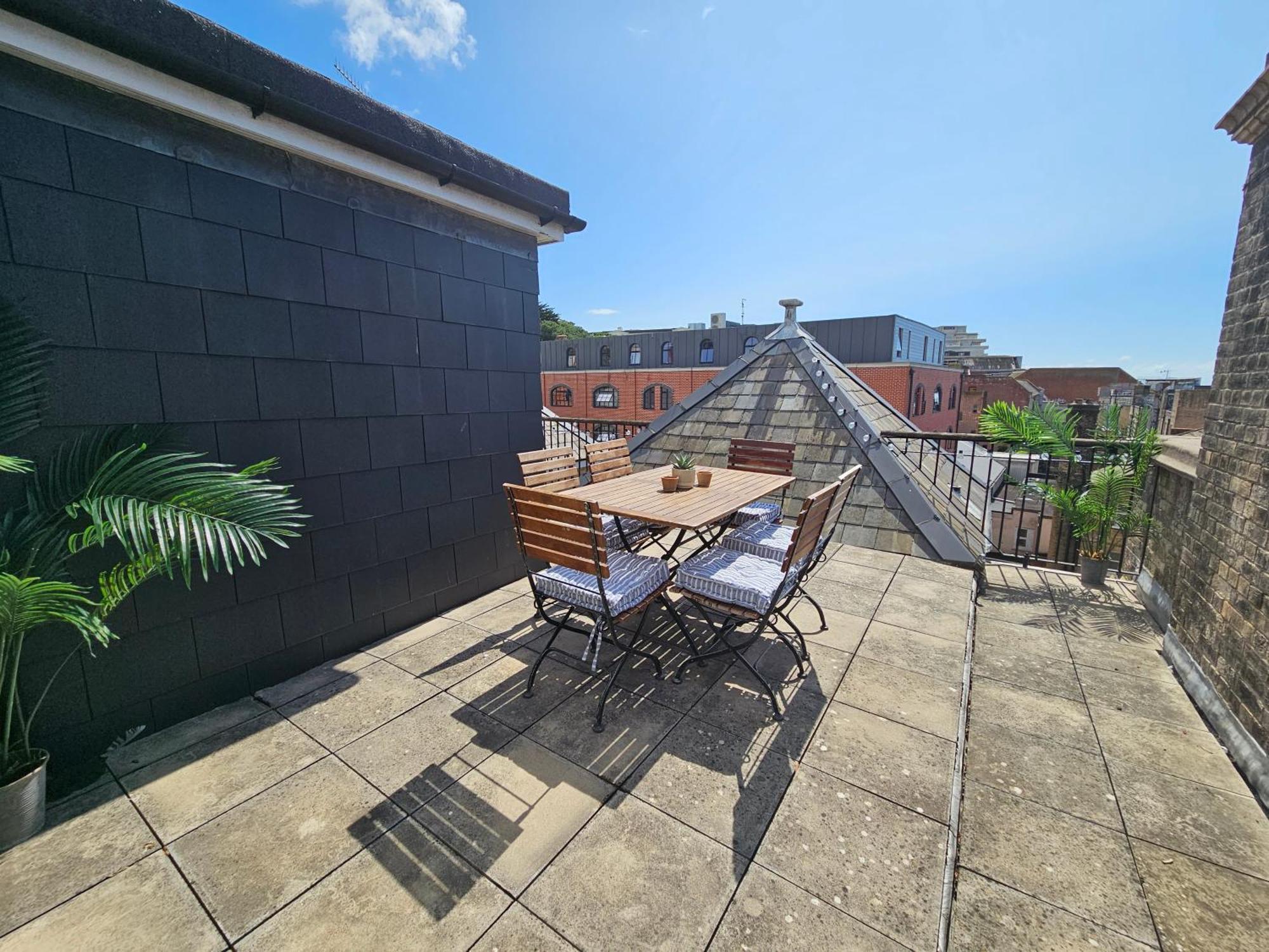 Cityscape Haven: 1 Bedroom Apartment With Terrace And City View 본머스 외부 사진