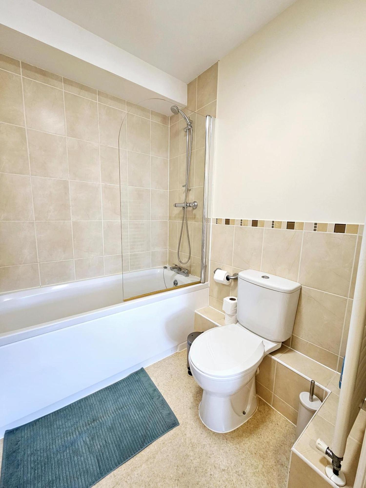 Cityscape Haven: 1 Bedroom Apartment With Terrace And City View 본머스 외부 사진