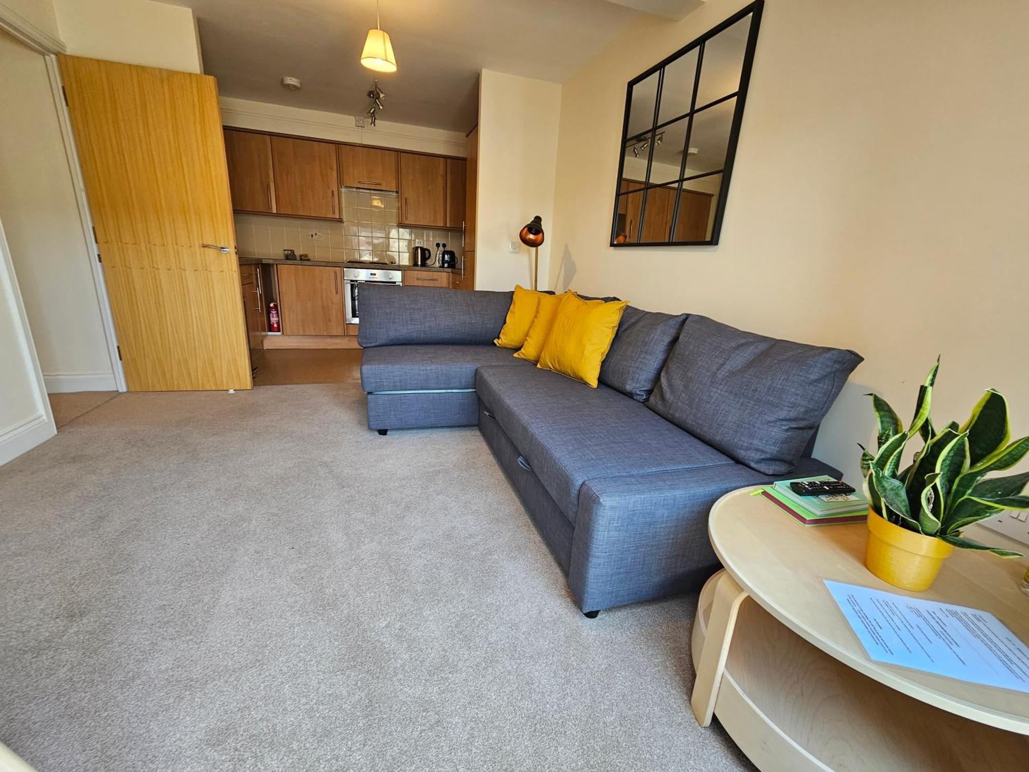 Cityscape Haven: 1 Bedroom Apartment With Terrace And City View 본머스 외부 사진
